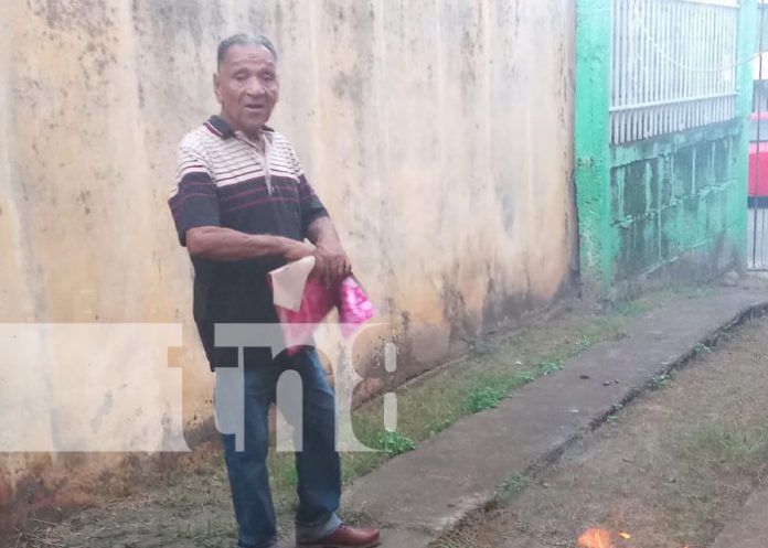 Foto: Mujer desesperada por encontrar a su padre con Alzheimer en Managua / TN8