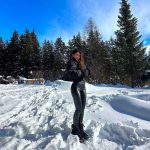 Antonela presume cuerpazo en la nieve con ajustados leggings