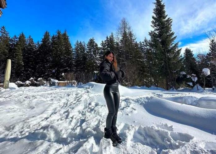 Antonela presume cuerpazo en la nieve con ajustados leggings