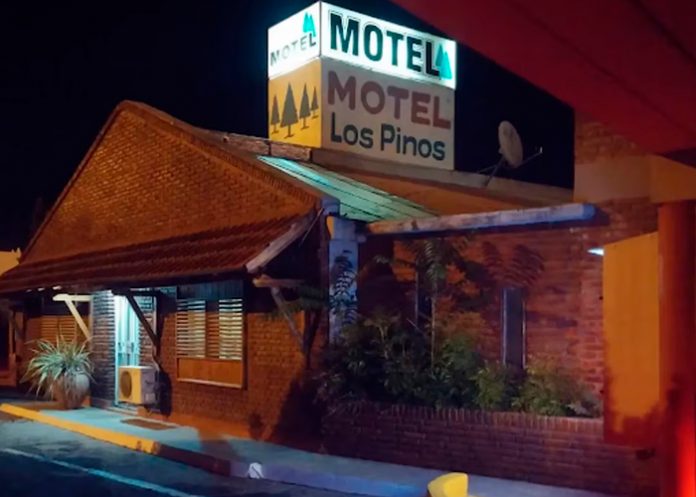 Se quedó tiesa dentro de un motel mientras hacía el 