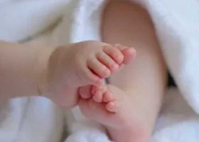 Mujer asesinó a 2 de sus hijos e intentó matar a su bebé en Estados Unidos