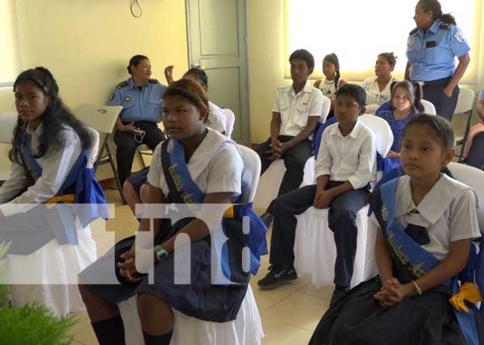 Foto: Hijos de policías reciben paquetes escolares en Bilwi / TN8