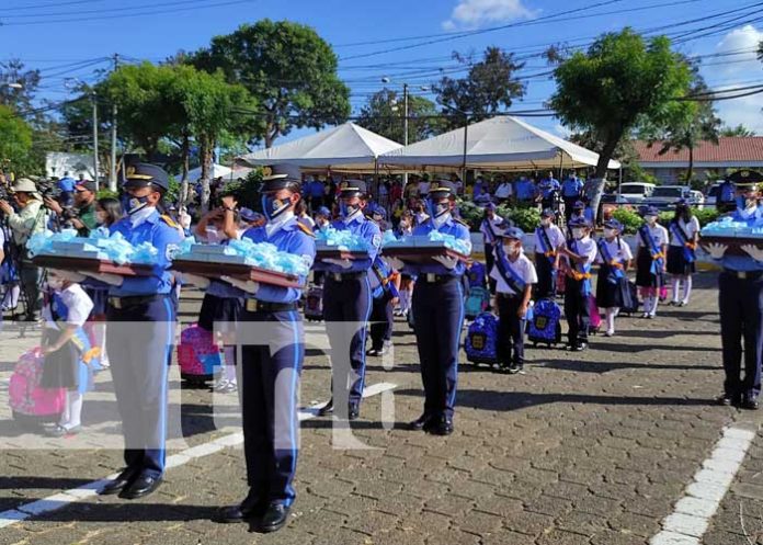 bono-moch-2 Foto: Entrega de bonos y mochilas a hijos e hijas de policías en Nicaragua / TN8