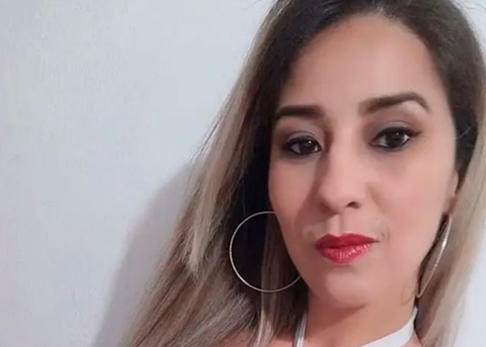Cohete mortal le explota en el pecho a una madre en Brasil frente a sus hijos