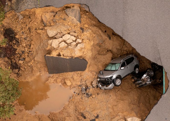 california5 Tremendo hoyo se tragó dos carros con varias personas atrapadas en California