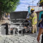 Voraz incendio reduce a chatarra una camioneta en un barrio de Managua Foto: Camioneta toma fuego en una calle de Managua / TN8