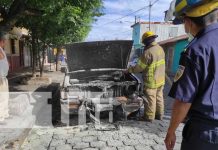 Voraz incendio reduce a chatarra una camioneta en un barrio de Managua Foto: Camioneta toma fuego en una calle de Managua / TN8