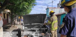 Foto: Camioneta toma fuego en una calle de Managua / TN8