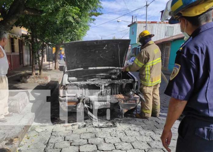 Foto: Camioneta toma fuego en una calle de Managua / TN8
