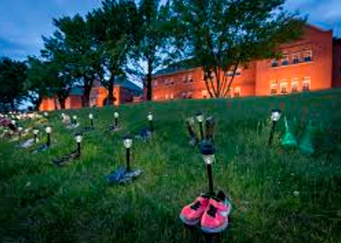 Hallan más de 170 posibles fosas de niños en antigua escuela en Canadá