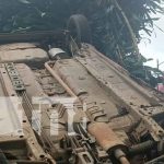 Vehículo termina volcado en un cerco en Las Esquinas, San Marcos