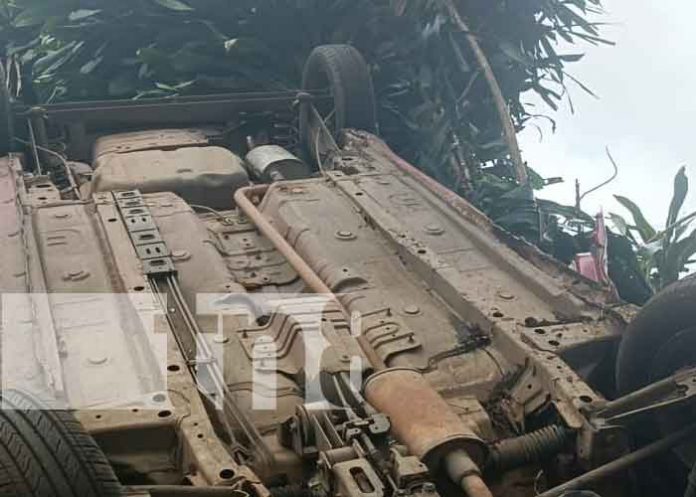 car Vehículo termina volcado en un cerco en Las Esquinas, San Marcos