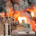 ¡Voraz incendio! Intensas llamas consumen una planta química en Chicago