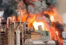 ¡Voraz incendio! Intensas llamas consumen una planta química en Chicago ¡Voraz incendio! Intensas llamas consumen una planta química en Chicago