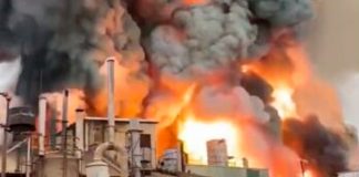 ¡Voraz incendio! Intensas llamas consumen una planta química en Chicago