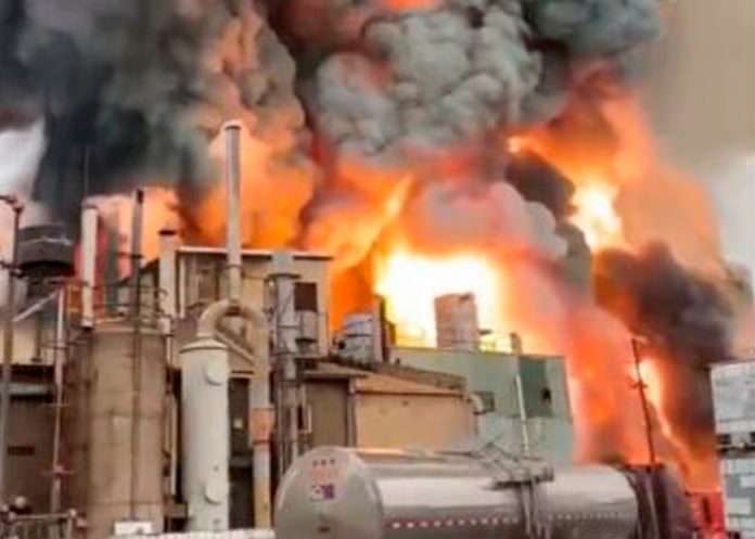 chicago4 ¡Voraz incendio! Intensas llamas consumen una planta química en Chicago