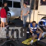 Foto: Adolescentes se lesionan al chocar contra un bus en Managua / TN8