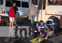 Conductor y pasajero de moto se salvan de morir bajo llantas de un bus en Managua Foto: Adolescentes se lesionan al chocar contra un bus en Managua / TN8