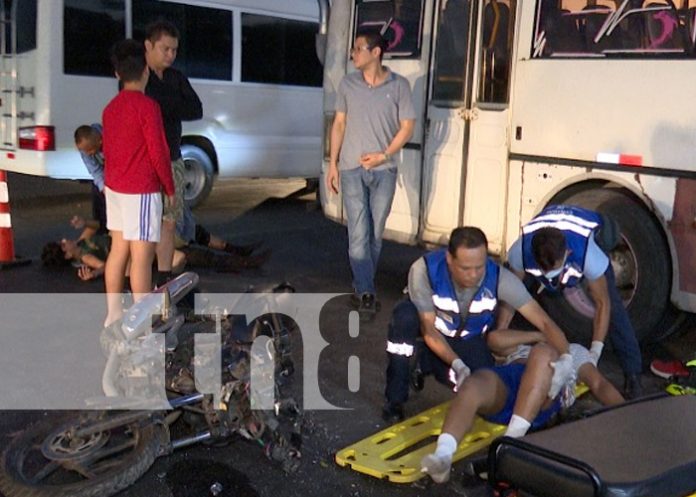choque-ruta-1 Foto: Adolescentes se lesionan al chocar contra un bus en Managua / TN8