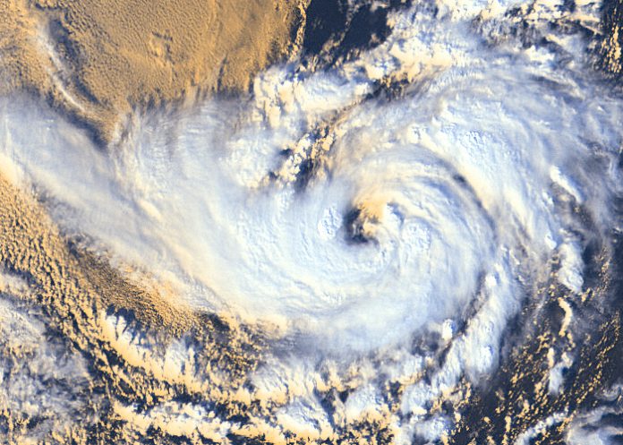 Vigilan raro ciclón que se desarrolla fuera de la temporada de huracanes