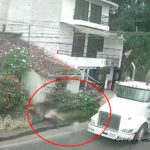 ¡Impactante video! Cabezal atropella un niño de dos años en Colombia ¡Impactante video! Cabezal atropella un niño de dos años en Colombia