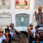 En Colombia profanan tumba de su amigo, se toman "selfi" y las suben a redes