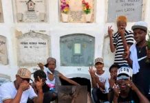 ¡Macabro! En Colombia profanan tumba, se toman «selfi» y las suben a redes En Colombia profanan tumba de su amigo, se toman "selfi" y las suben a redes
