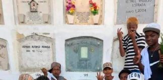 En Colombia profanan tumba de su amigo, se toman "selfi" y las suben a redes