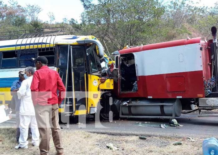 Foto: Choque entre bus y camión en León / TN8