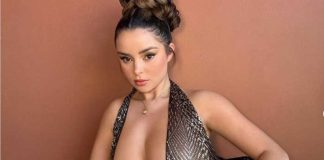 Demi Rose posa recostada en el piso