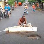 A la luz del día desenterró a su propia madre por no dejarle herencia (Video) A la luz del día desenterró a su propia madre por no dejarle herencia (Video)