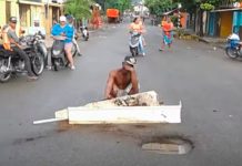 A la luz del día desenterró a su propia madre por no dejarle herencia (Video) A la luz del día desenterró a su propia madre por no dejarle herencia (Video)
