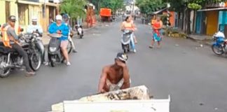 A la luz del día desenterró a su propia madre por no dejarle herencia (Video)