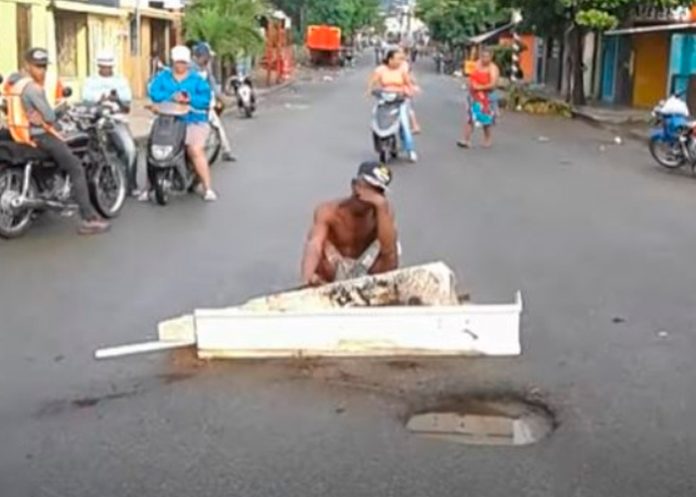 dominicano1 A la luz del día desenterró a su propia madre por no dejarle herencia (Video)