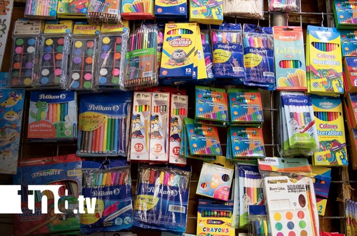 Foto: Ofertas escolares en el Mercado Oriental / TN8