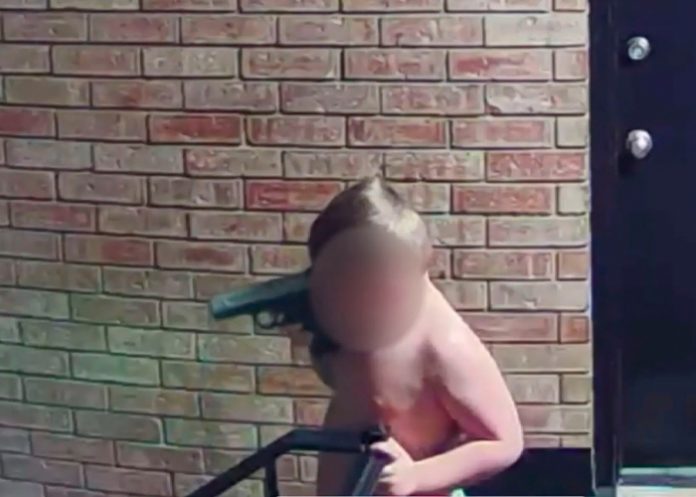 eeuu3 Aterradoras imágenes de un niño deambulando con una pistola cargada en Indiana