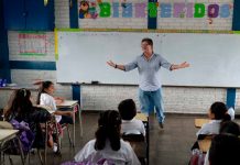 Gremio de docente en El Salvador denuncia despidos injustificados Gremio de docente en El Salvador denuncia despidos injustificados