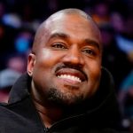 ¡Copia barata de Bad Bunny! Kanye West arrebata y lanza celular de una mujer