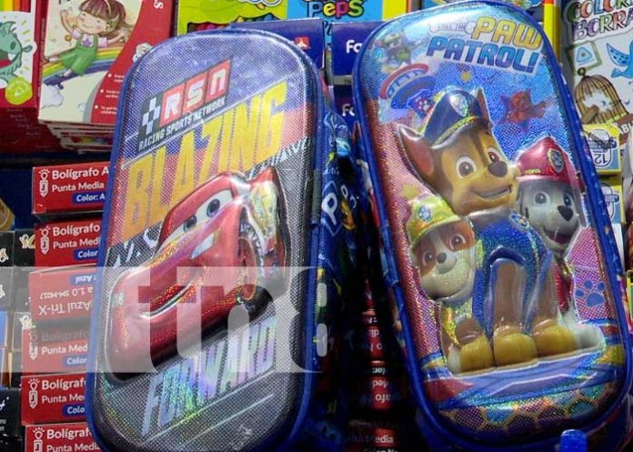Foto: Todo en material escolar a precio barato en el Mercado Israel Lewites / TN8