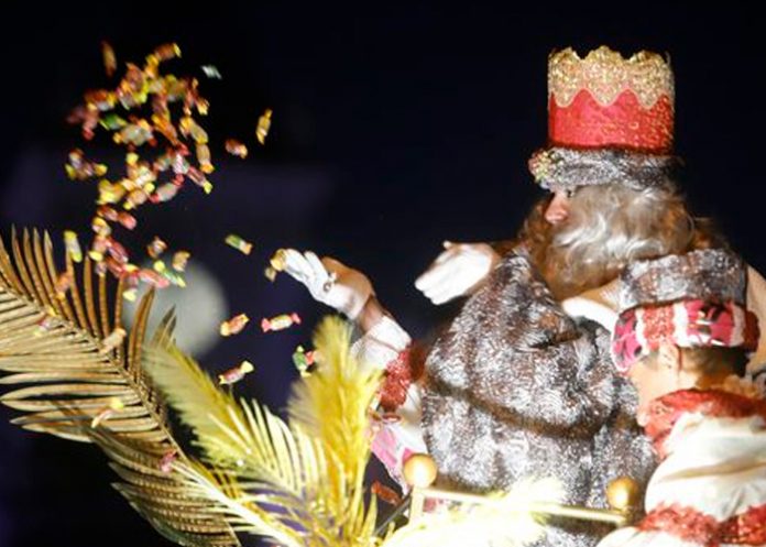 españa4 Falla mecánica en la carroza de los Reyes Magos en España dejó 11 heridos