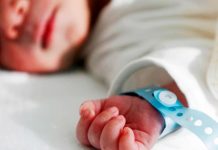 Entre la vida y la muerte hallan a un bebé con hipotermia en España Entre la vida y la muerte hallan a un bebé con hipotermia en España