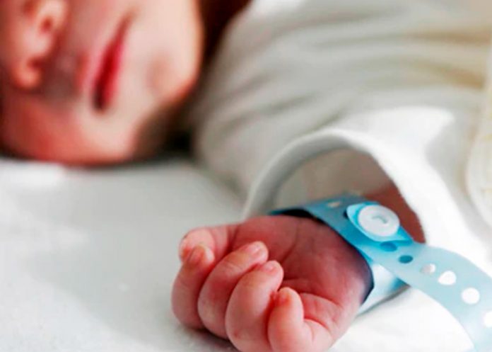 Entre la vida y la muerte hallan a un bebé con hipotermia en España