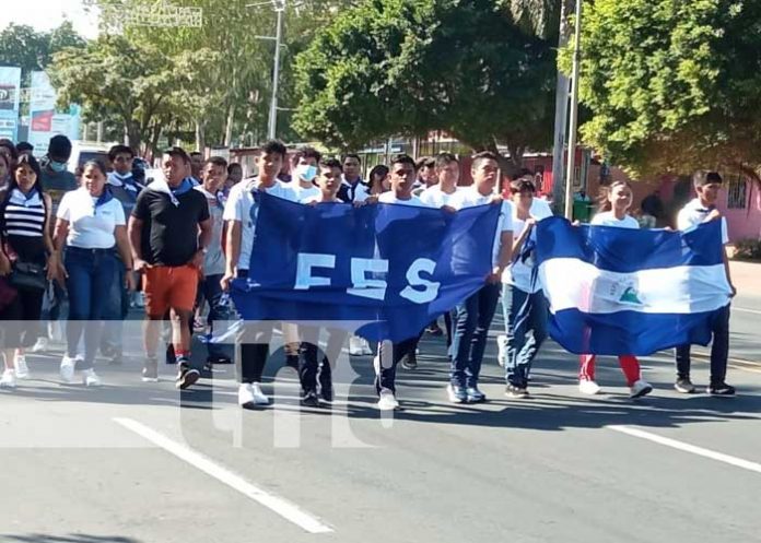 Foto: Jóvenes salen a las calles para celebrar la gratuidad de la educación / TN8