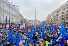 Miles salen a las calles de Francia a protestar contra Macron y su reforma Miles salen a las calles de Francia a protestar contra Macron y su reforma
