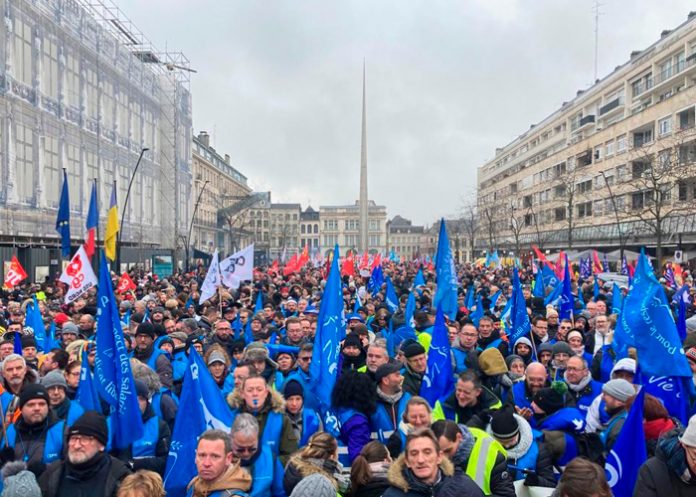 Miles salen a las calles de Francia a protestar contra Macron y su reforma