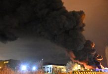 Incendio consume un edificio de la empresa de transporte en Francia Incendio consume un edificio de la empresa de transporte en Francia