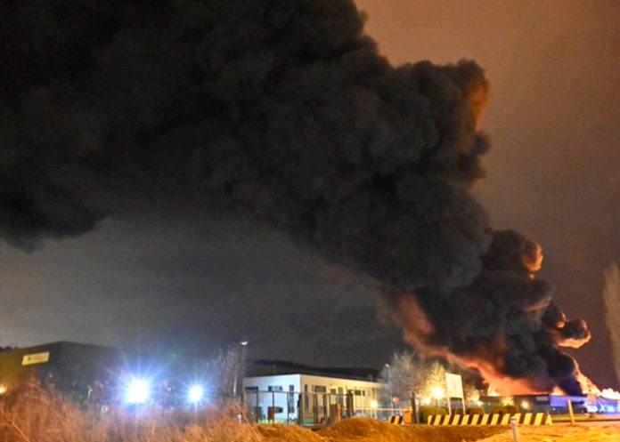 Incendio consume un edificio de la empresa de transporte en Francia
