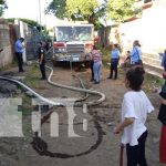 Bomberos al rescate en Managua: Salvan a mujer discapacitada en un incendio Foto: Bomberos de Managua rescatan a una mujer de un incendio / TN8