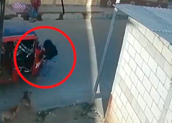 Mototaxi atropella niño que huía del feroz ataque de unos perros en Guatemala