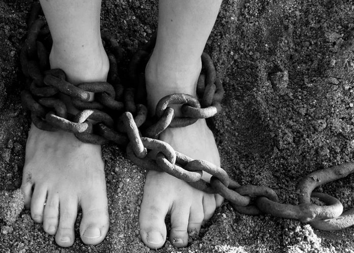 Arrestan en Italia a dos adolescentes por secuestrar y torturar a un niño